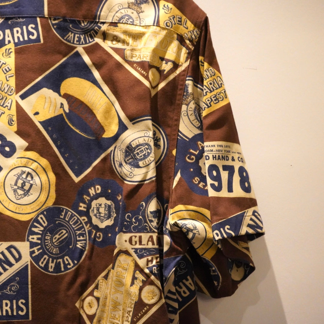 LUGGAGE LABEL - S/S SHIRTS BROWN / BYGH5105